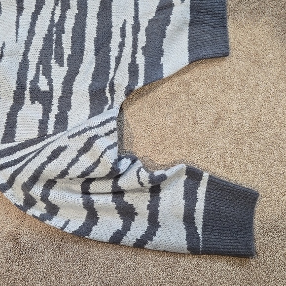 Kendall + Kylie crop sweater, size lg, NWT - Picture 2 of 4